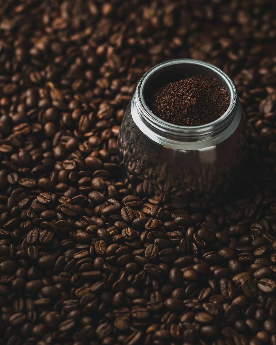 Café fraîchement moulu au cœur des grains