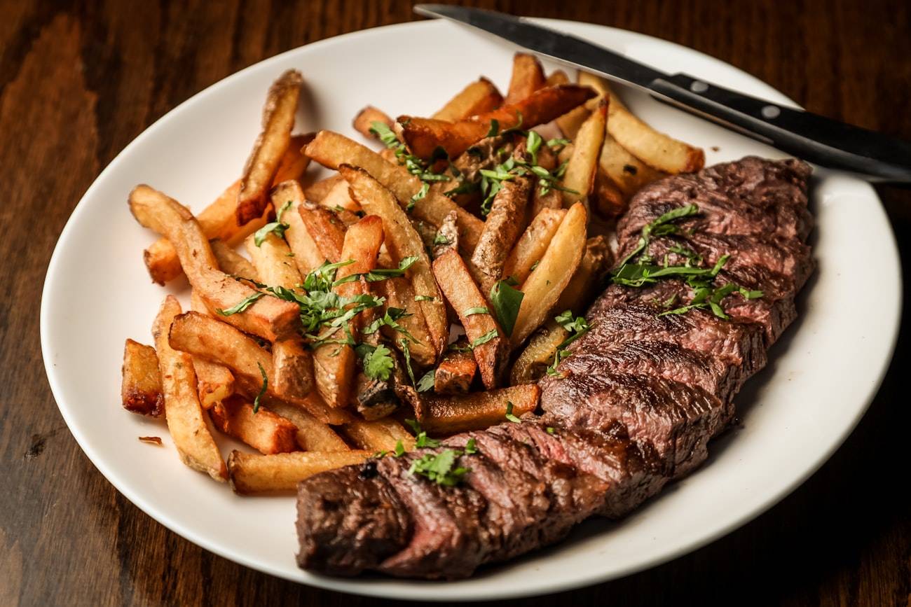 Entrecôte grillée, frites maison